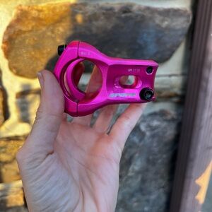 Spank Split 33 Alloy Bike Stem in Vibrant Pink